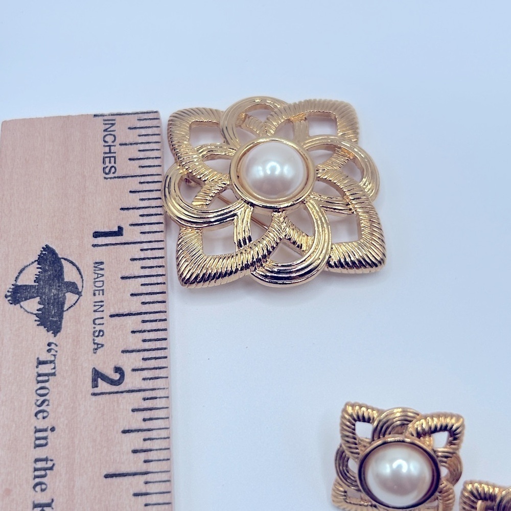 Vintage Pearl Gold Brooch Matching Earrings Set Post Backs​​​​​​​​​ - Picture 3 of 8